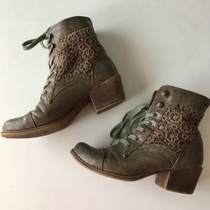 ROXY Newton Boot!  Army green. Size 9